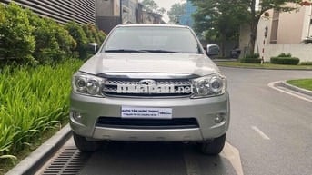 Toyota Fortuner 2.2D Số sàn 7 chỗ Bạc 2011