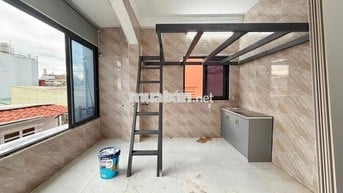 Nhà mới xây - Full nội thất -Cửa sổ trời lớn - Giáp Q10