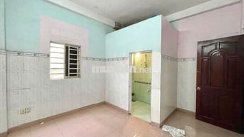 Phòng Cửa Sổ Giá Rẻ Ngay Cầu Vượt Ngã Tư Ga 