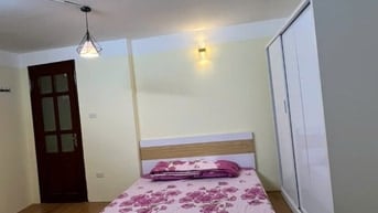 Cho thuê nhà nguyên căn đường Đê La Thành nhỏ, DTSD 130m2, 5 tầng