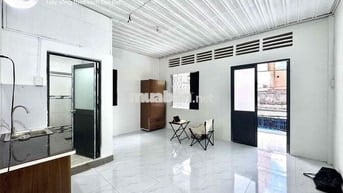 STUDIO BAN CÔNG SIÊU RỘNG MỚI KENG NGAY CMT8 - Q3