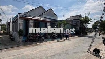 Căn biệt thự mái thái mặt tiền đường TTT14 Hóc Môn