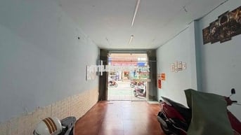 Cho thuê mặt bằng mặt tiền đường CMT8 Quận 3 gần vòng xoay dân chủ