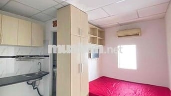 Phòng máy lạnh cửa sổ gần Nguyễn Hữu Cảnh