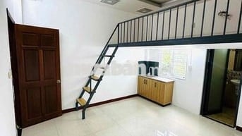 Phòng trống cho thuê diện tích lớn có máy lạnh , cửa sổ phù hợp ở 4 ng