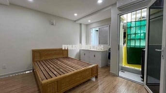 CHDV Mới Ban Công Cửa Sổ - Ba Tháng Hai - Gần Vòng Xoay Dân Chủ