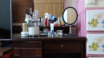 THANH LÝ 2 TỦ NHỰA, 1 BÀN PHẤN GIÁ 650K. LH 0936324388 