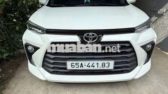 Toyota Avanza Premio Trắng 7 chỗ