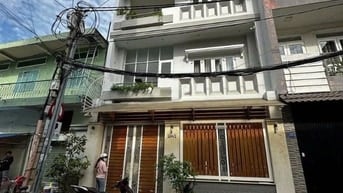 Xuất cảnh cần bán gấp nhà ở đường CMT8, ngang 6,7m, giá tốt.