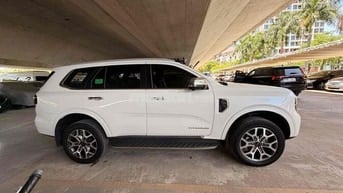 Ford Everest Titanium 1C 2023 Trắng 7 chỗ