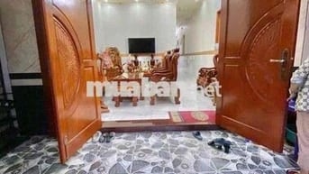 Nhà 2 lầu 4pn có nội thất KDC Quân Báo