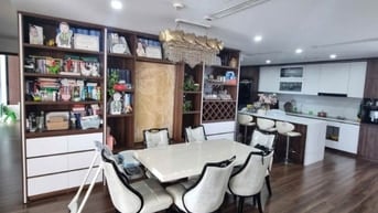 Chung cư Lạc Long Quân 125m2, tặng nội thất, 3 phòng ngủ, view hồ