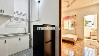 Phòng ban công 45m Tách bếp Gần Sân Bay - Full nội thất.