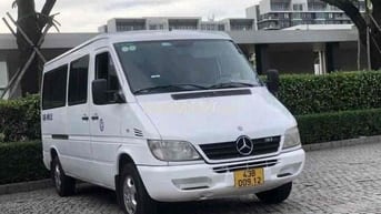 Mercedes Sprinter 2011 máy dầu màu trắng .