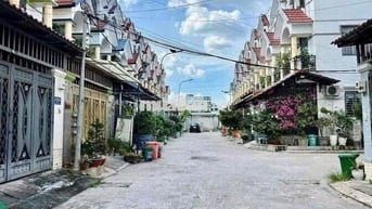 Cho Thuê Nhà Ngay Chợ Cầu Đồng DT 180m2  1Trệt 2Lầu 4Pn 4Wc Hẻm Tải