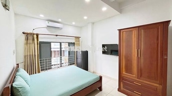 CH MẶT TIỀN TRẦN MINH QUYỀN GẦN VIỆT NAM QUỐC TỰ, NHÀ HÁT HÒA BÌNH