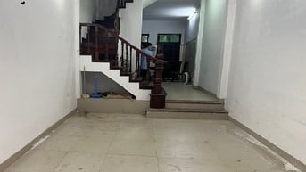 Cho thuê nhà 5 tầng ngõ 2 phố Hoàng Sâm - 18 triệu/th, ngõ rộng để xe