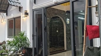Bán nhà Quận 7 giá rẻ, DT 7x10m, đúc 1 lầu, 3 phòng ngủ, đường xe hơi