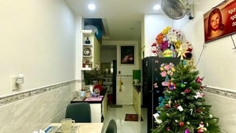 Bán nhà 4 tầng - Đường CMT8 - Sau 1 căn mặt tiền - Chỉ 5.5 tỷ.