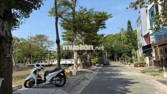 đang cần bán gấp nhà đường số 1 Phạm Hữu Lầu gần chung cư Đức Khải