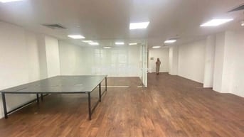 Cho thuê VP Cô Giang Q1, 160m2, ngăn sẵn 3 phòng, free làm việc 24/7