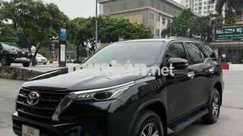 Toyota Fortuner SUV 7 chỗ màu Đen