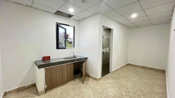 phòng trọ có cửa sổ trời và thang máy