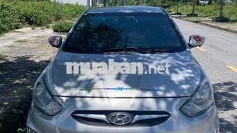 Hyundai Accent số tự động.