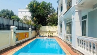 Cho thuê biệt thự Thảo Điền, 3 tầng, 421m2, 5PN, hồ bơi + sân vườn đẹp