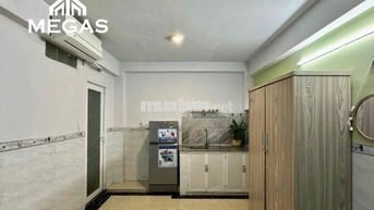 Ngay chợ Thủ Đức - Studio đầy đủ nội thất - Có thang máy,hầm xe - 2tr8