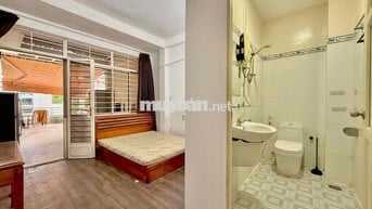 Phòng trọ tách bếp 40m2 balcony sân vườn gần Bùi Viện, Metro Bến Thành