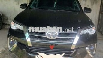 Toyota Fortuner 7 chỗ màu Đen