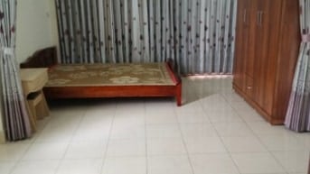 Nhà 2mat ngờ có ban công thoáng mát 