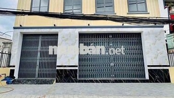 Nhà 2 lầu trống suốt đường Phạm Hùng 20 triệu