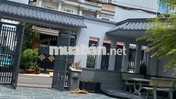 nhà dt rộng mặt tiền nhánh 6pn rộng ,sân rộng đậu ôtô ,xe máy vô tư,