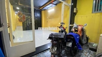 Nhà trục đường Nguyên Hồng 165m2, 3 tầng, 4PN-4WC