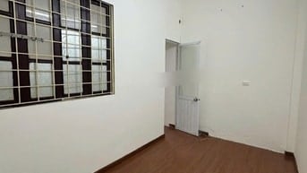 Cho thuê nhà ngõ 92 Đào Tấn, tiện ở làm VP, giá 11 triệu 