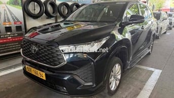Toyota Innova Cross 2.0V 2025 Xanh Đen