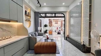 Nhà phố full nội thất - Hẻm ba gác cách hẻm xe hơi 50m - Sát quận 1