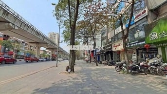 Cho thuê nhà 5 tầng mặt phố Hồ Tùng Mậu, vỉa hè rộng, 3 phòng, 4wc