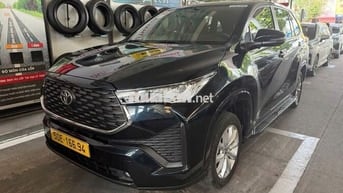 Toyota Innova Cross 2.0V 2025 Xanh Đen