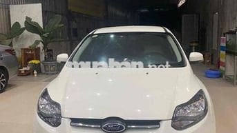 Ford Focus Hatchback Trắng Tự động