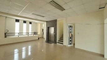 Nhà Khu Tên Lửa có thang máy, Ngang 8m