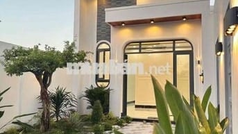 CĂN NHÀ HIỆN ĐẠI SÂN VƯỜN GỐC 2 MẶT TIỀN THUẬN TIỆN MUA BÁN - KINH DOA