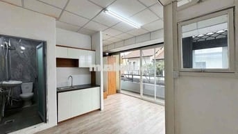 Tách bếp ban công rộng 30m2 siêu thoáng ngay Trường Sa, Quận 3