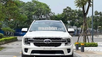 Ford Everest Platinum 4x4 Trắng 13000 km