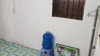Phòng trọ đầu chợ sáng có máy lạnh,WC ngoài dùng chung, 1 người 1 xe 