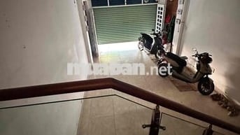 Nhà H8m Tân Quý cách aeon 200m. Xe hơi đậu trong nhà.