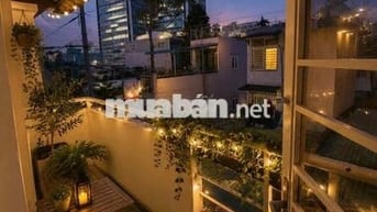 phòng có ban công cửa xổ lẫn sân thượng bao chill