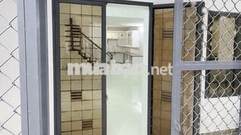 Nhà giá rẻ khu trung tâm hẻm xe hơi